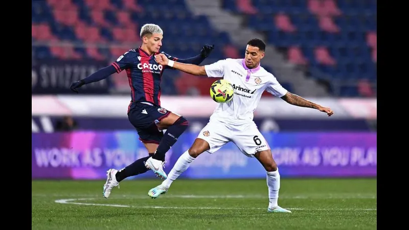 Cầu thủ của Bologna dứt điểm mạnh khi Cremonese phòng ngự kín