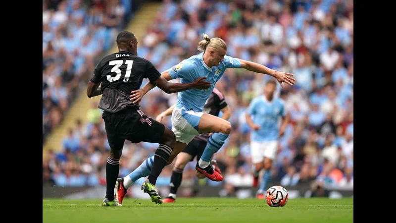 Cầu thủ Man City nỗ lực giữ bóng trước sự áp đảo của đối thủ Fulham