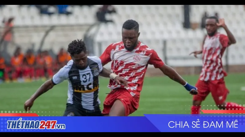Cầu thủ của Lubumbashi Sport đang tranh chấp bóng với cầu thủ của đội Manika trên sân cỏ