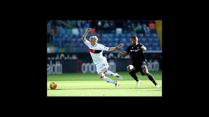 Cầu thủ của Udinese dùng kỹ thuật cá nhân vượt qua Genoa trên sân cỏ