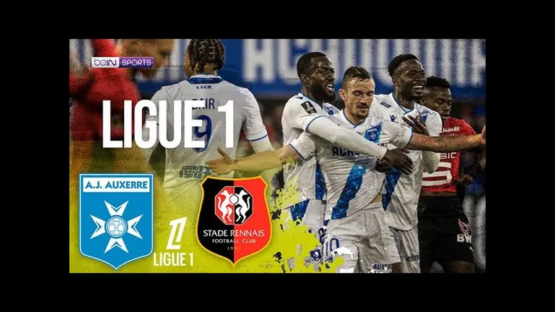 Cầu thủ Auxerre và Rennes tranh chấp quả bóng trên sân cỏ